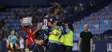 jugadoras levante celebra gol