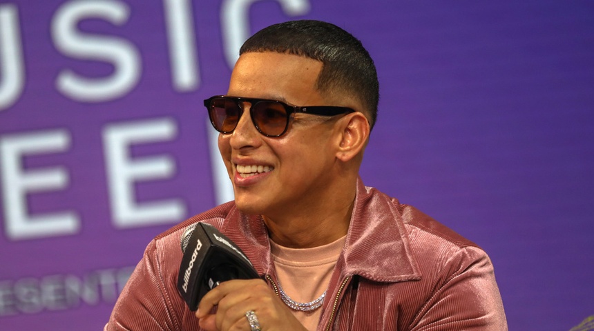 Daddy Yankee alcanza el número 1 en la radio de EE.UU. con "Remix"