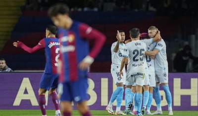 jugadores del girona celebran gol