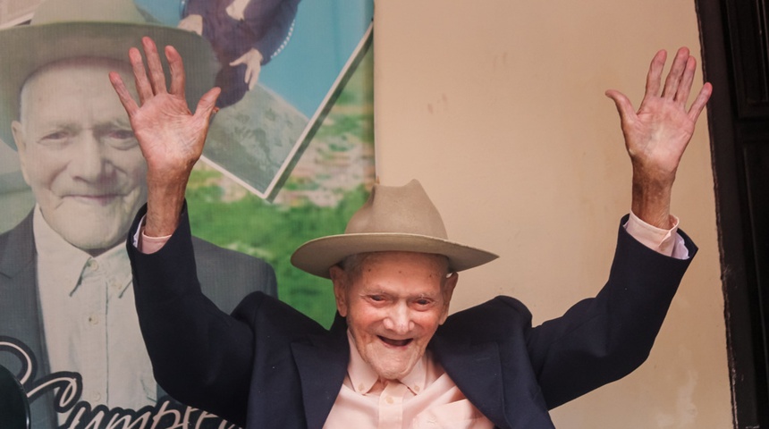 El hombre más viejo del mundo celebra sus 113 años con pompa venezolana