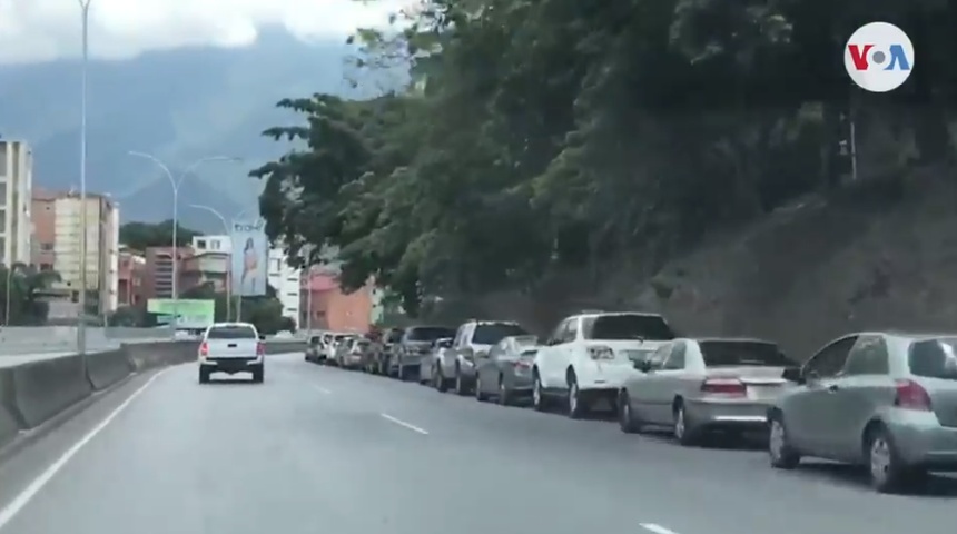 Largas colas por combustible en Venezuela