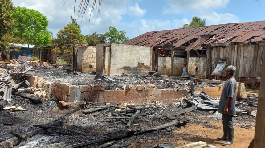 “Nos quedamos sin nada”, dice una de las 9 familias afectadas por el voraz incendio en Kukra Hill