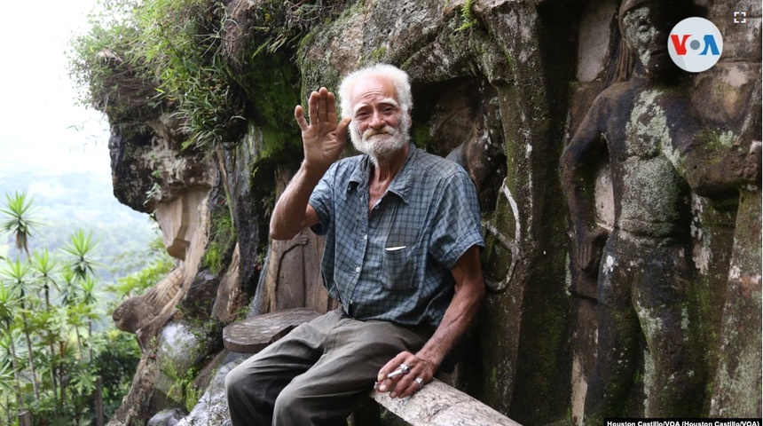 Ermitaño esculpe en piedras en las montañas de Nicaragua