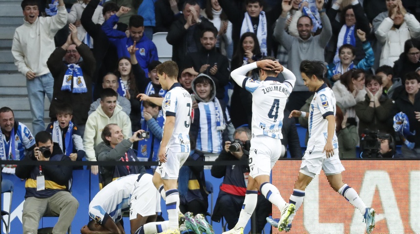 Real maneja al Sevilla a su antojo con un cómodo 2-0 al descanso