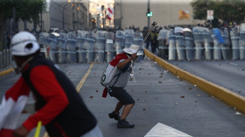 Enfrentamientos en Lima en la "gran marcha" contra el Gobierno de Boluarte