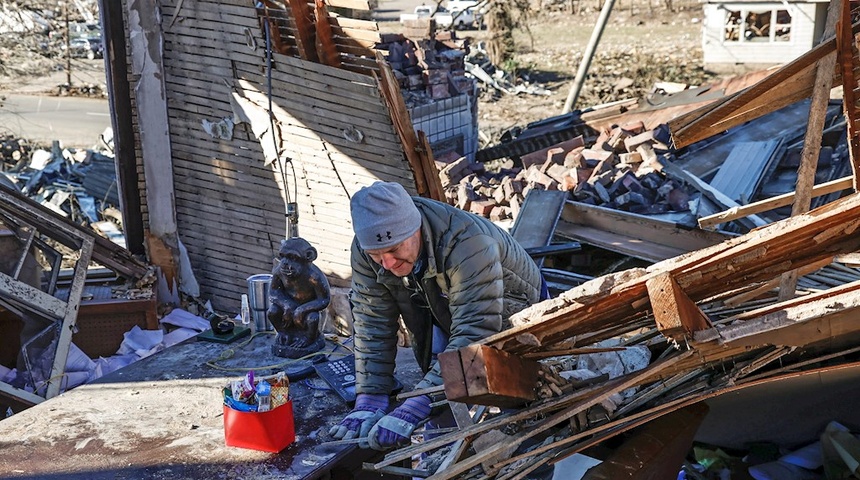 Al menos 64 muertos por los tornados en Kentucky, según el gobernador