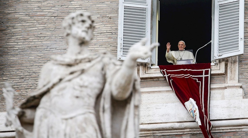 El papa pide ser "pobres por dentro" en lugar de buscar éxito, riqueza y fama