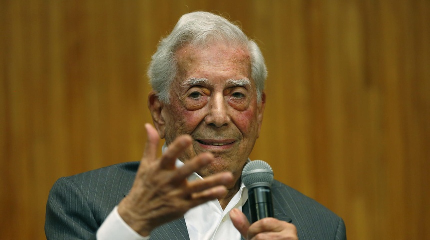 Mario Vargas Llosa, de 87 años, es hospitalizado por segunda vez por covid-19