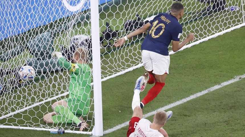 Mbappé desenreda el laberinto danés ganando 2 a 1