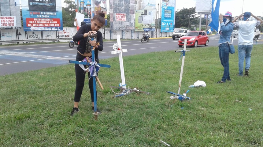 Colocan las cruces que habían sido quitadas por orteguistas de la rotonda Jean Paul Genie