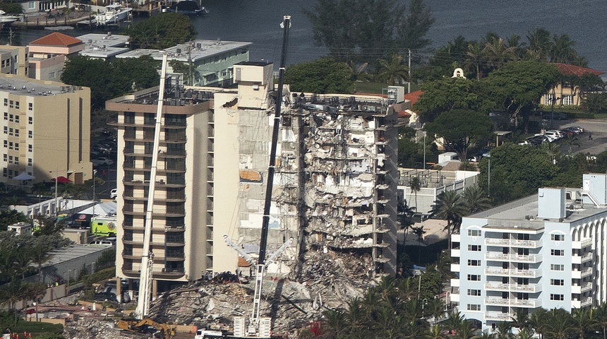 Familiares de desaparecidos en el derrumbe de Miami: entre oración y esperanza