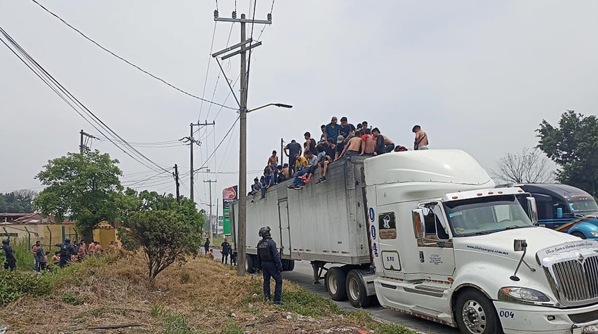 México encuentran a 310 migrantes hacinados en trailer, entre ellos nicaragüenses