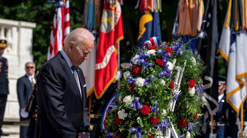 Biden honra a los caídos de EE.UU. por la democracia frente a desaires de Trump