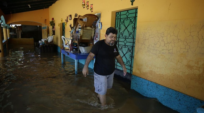 La crecida de un río anega una carretera y causa inundaciones en oeste de El Salvador