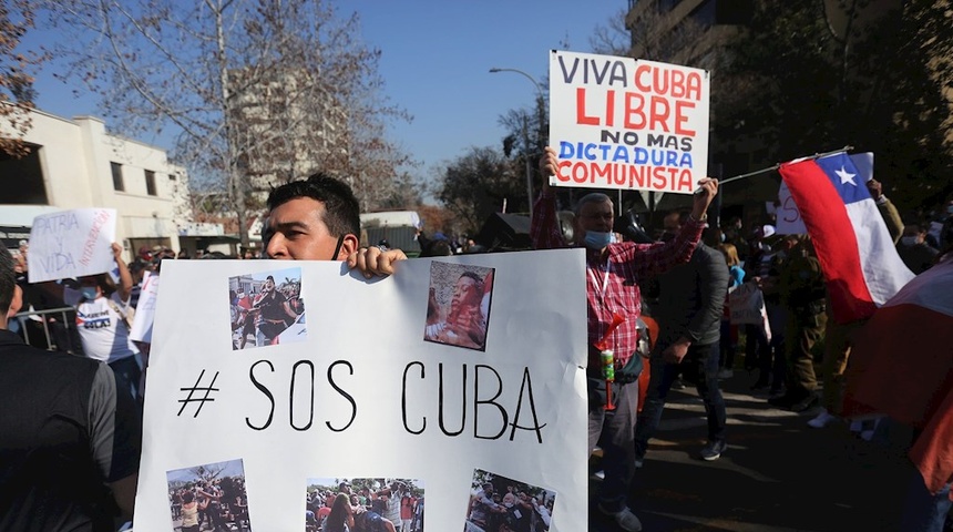 Enfrentamientos entre cientos de manifestantes cubanos en Santiago de Chile