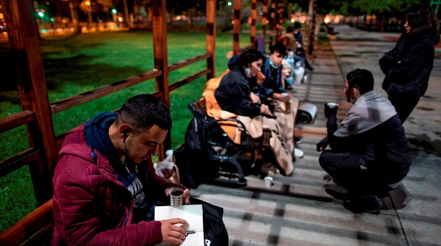 De día a clase, de noche en el parque: estudiantes sin vivienda en Estambul