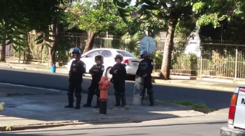 Antimotines cercan Canal 10 previo al plantón de esta mañana