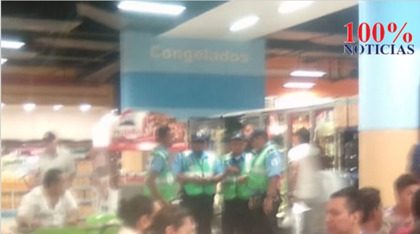 Policía Orteguista asedia a familiares de presos políticos en centro comercial