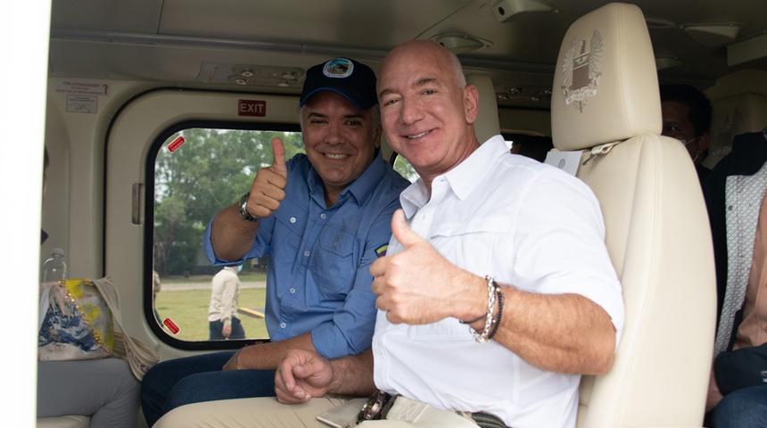 Jeff Bezos visita un parque de la Amazonía colombiana junto al presidente Duque