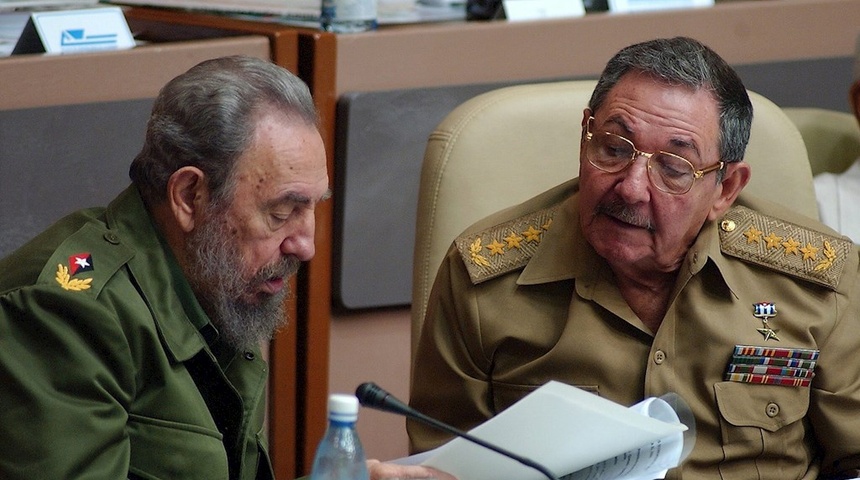 Documentos de la CIA revelan dos intentos para asesinar a Fidel y Raúl Castro