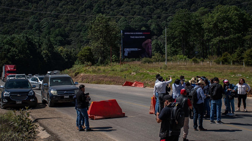 Protestan con bloqueos en sur de México por impunidad en muerte de periodista