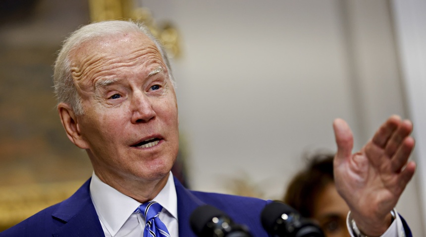 Biden sigue con covid-19 pero sin fiebre y con menos tos