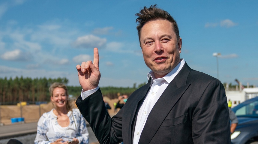 Musk hace una oferta por Twitter y amenaza con vender sus acciones si la rechazan