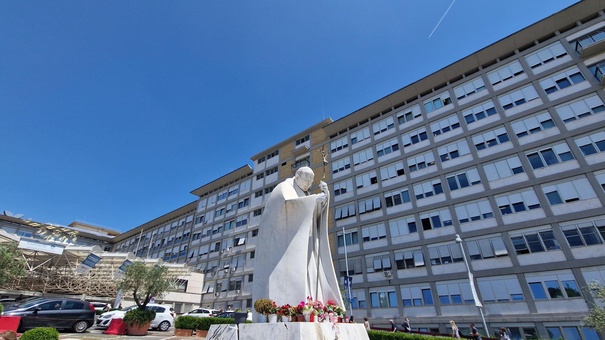 papa francisco en posoperatorio en roma