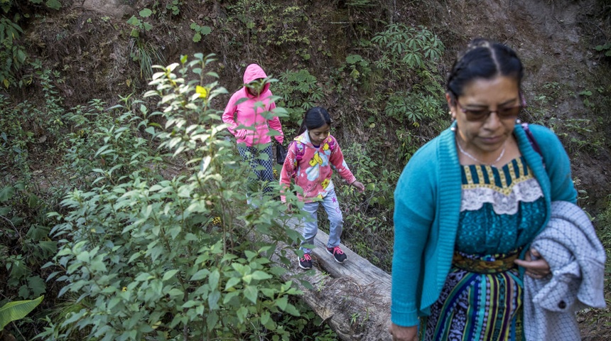 Niños indígenas de Guatemala atraviesan dificultades en su regreso a clases