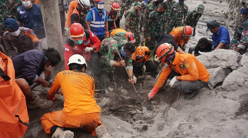 Elevan a 22 muertos y 27 desaparecidos por la erupción de un volcán en Indonesia