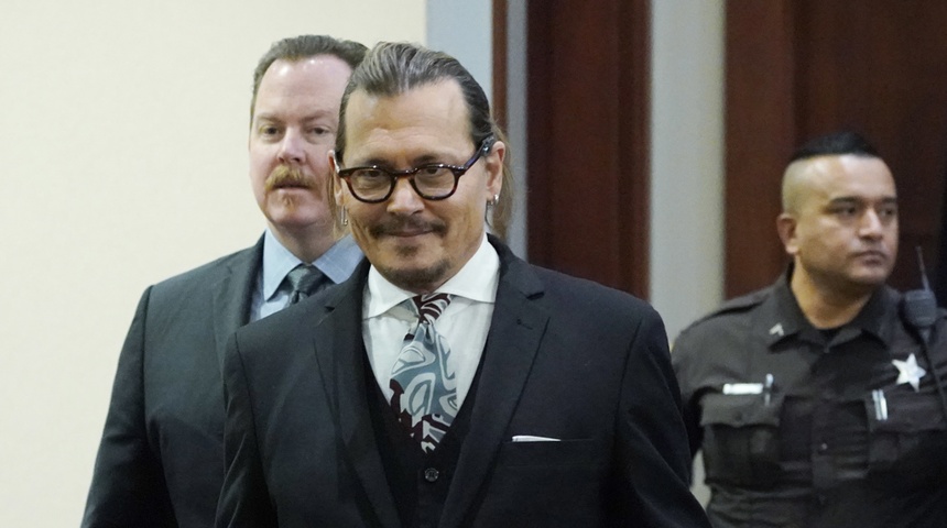 El médico de Johnny Depp dice que encontró su dedo en la escena de una pelea