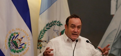 alejandro giammattei con la bandera de guatemala de fondo