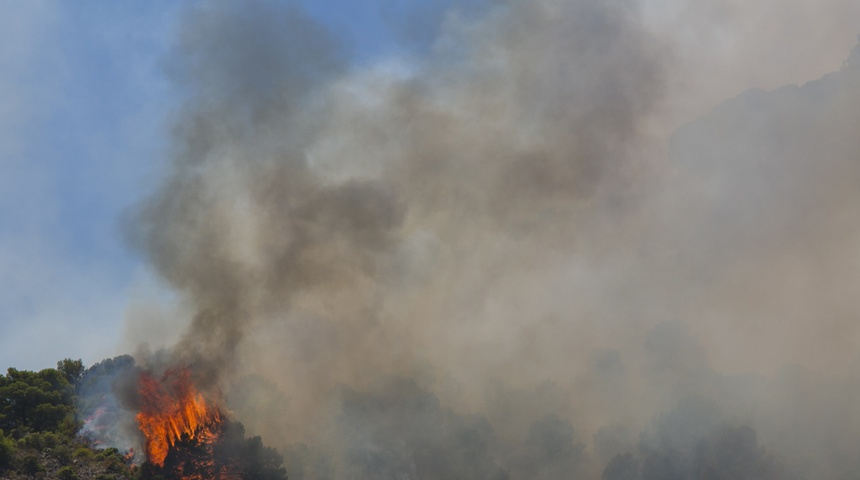 España lucha contra el fuego con temperaturas de hasta 42 grados