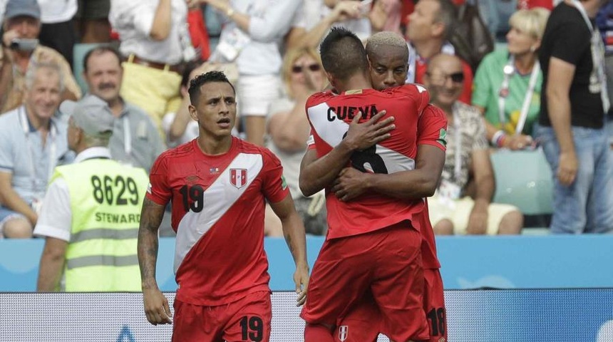 Perú cumple su promesa de ganar un partido en su regreso al Mundial