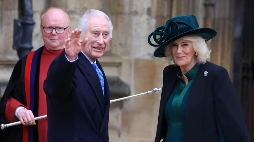 El rey Carlos III reaparece sonriente para felicitar la Semana Santa