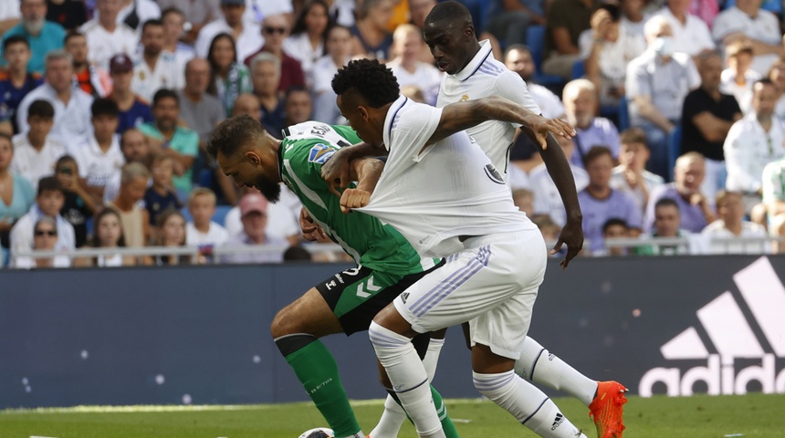 2-1. El Real Madrid gana y afianza su liderato