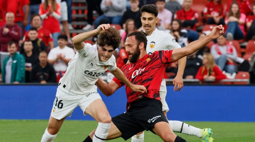 Muriqi condena 1-0 al Valencia a seguir remando por la permanencia