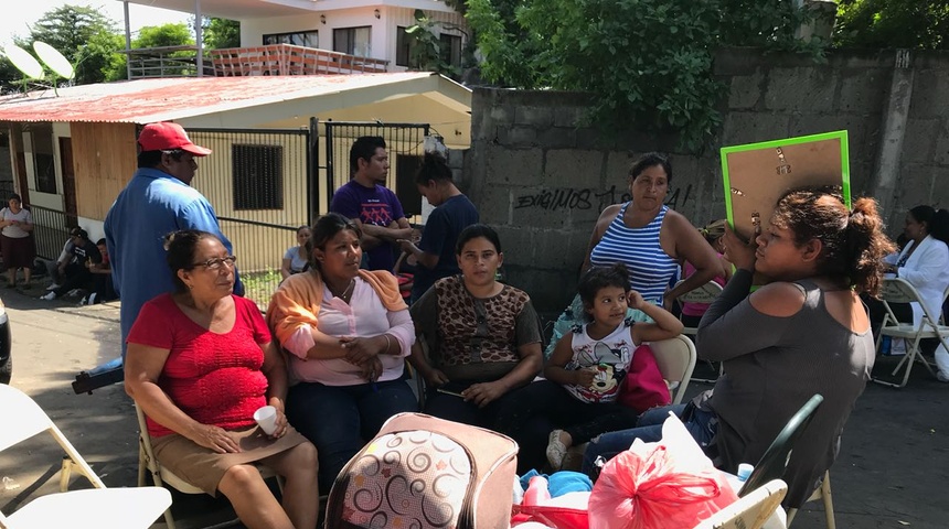 Madres en las afueras de El Chipote en alerta tras escuchar disparos