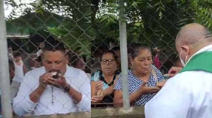 Sacerdote celebra misa en parqueo con feligreses en la calle, policía prohíbe ingreso a iglesia