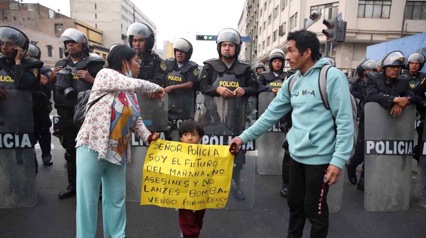 Manifestantes en varios puntos de Perú rechazan a Boluarte y piden comicios