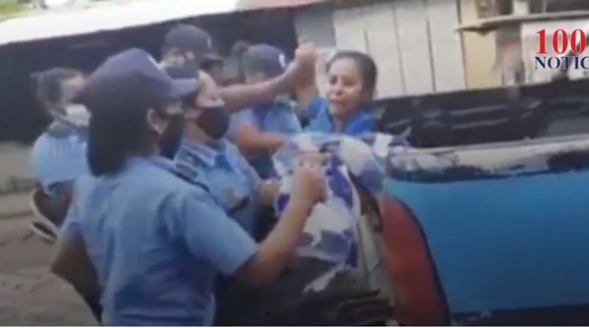 Policía sandinista violenta Constitución Política con arresto a comerciante que vendía banderas