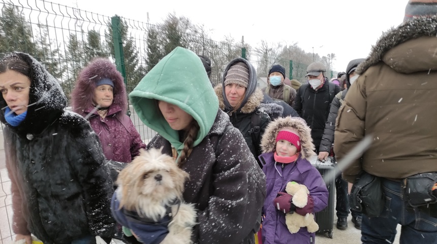 Colas, angustia y rabia contra Putin en la frontera de Ucrania con Rumanía