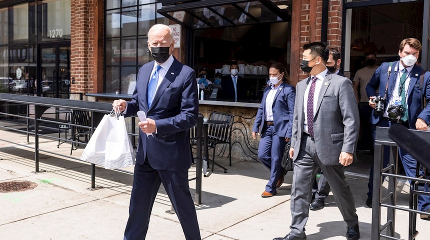 Biden compra "tacos y enchiladas" en un restaurante que recibió ayuda por el impacto de la covid