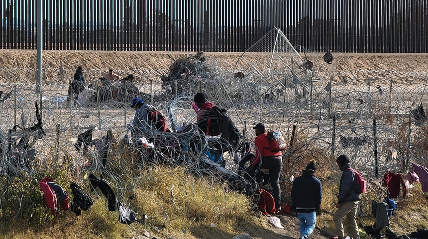 Migrantes saturan la frontera norte de México pese a la visita de la delegación de EEUU