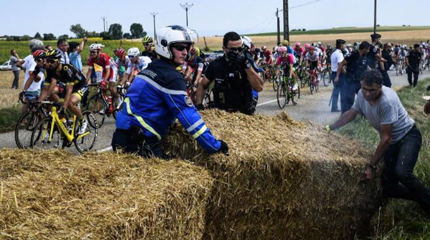 Tour de Francia, interrumpido por manifestantes y gases