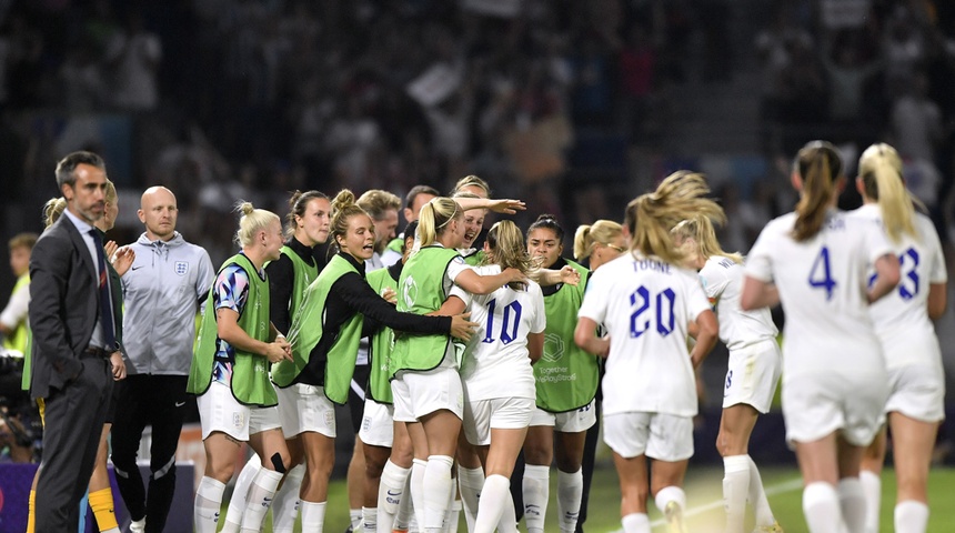 Inglaterra ruge para remontar a España 2-1