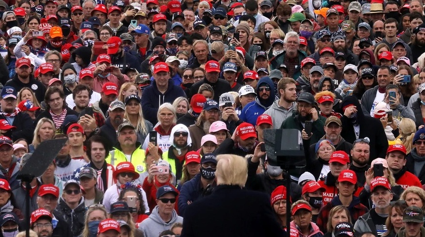 Trump celebra tres mítines, Biden critica los actos multitudinarios en pleno repunte de la covid