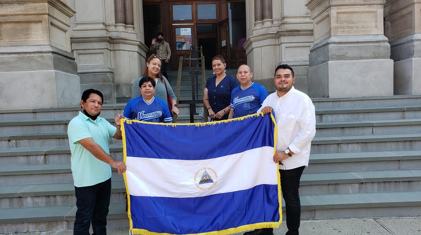 Autoridades en New Jersey y Diáspora izan bandera de Nicaragua en respaldo al pueblo