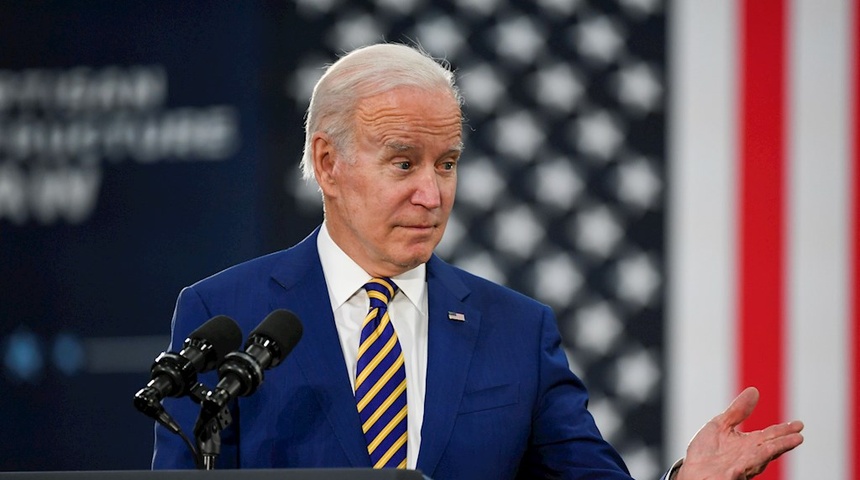 Biden planea reglas estrictas para viajeros por nueva variante, según el Post