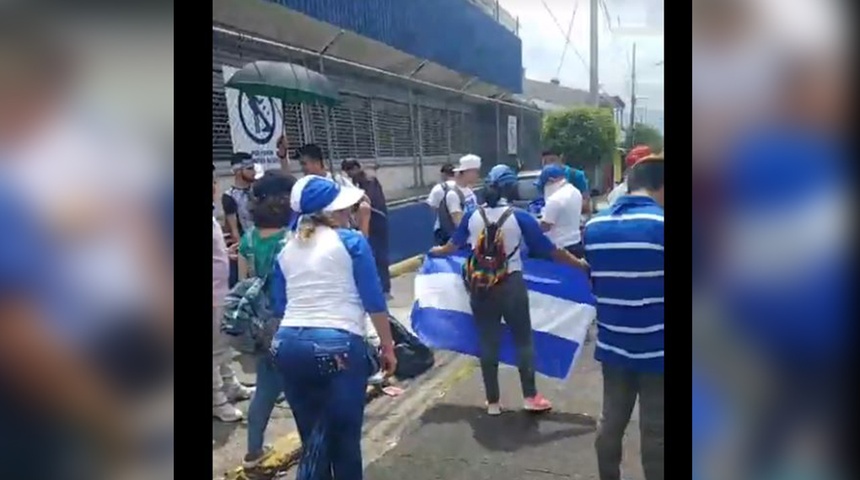 Papá de Gerald Vásquez en plantón en Costa Rica